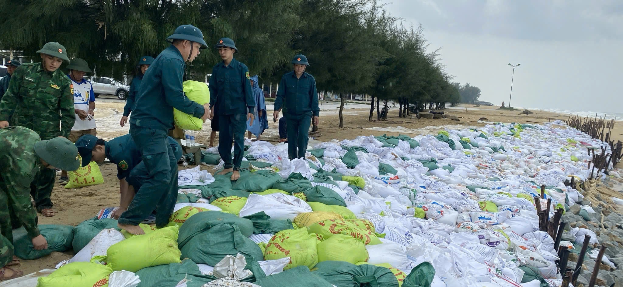 Thừa Thiên Huế lên phương án sơ tán hơn 16.000 hộ, quân đội giúp dân chằng chống nhà cửa- Ảnh 1.